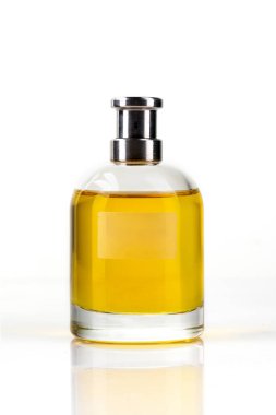 Beyaz arka planda cam bir şişedeki parfüm