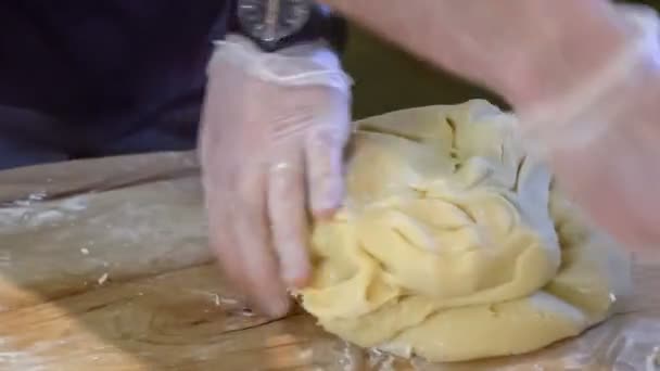 Cozinheiro Homem Amassa Massa Com Mãos Luvas Para Assar Close — Vídeo de Stock