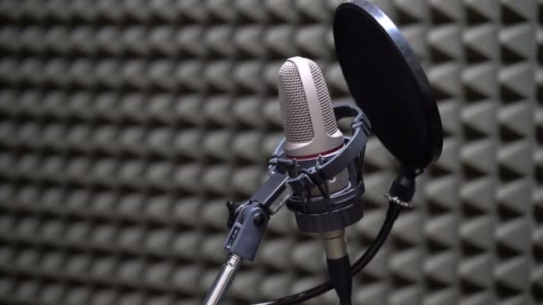 Человек Разговаривает Микрофон Студии Звукозаписи Радиостанции Крупным Планом — стоковое видео