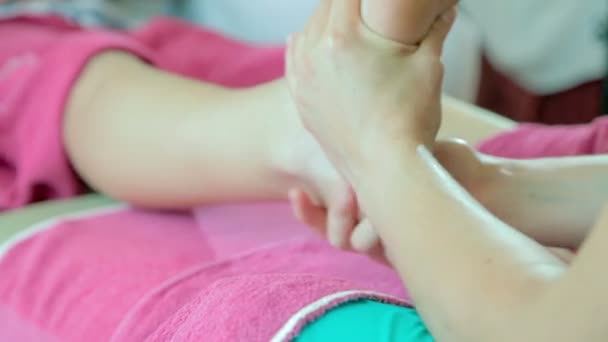 Massagista Fazendo Massagem Chinesa Perto — Vídeo de Stock