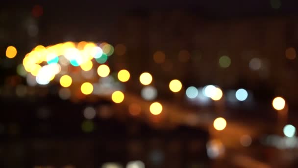 Bokeh纹理模糊的背景是多种颜色的灯 大城市的灯 汽车后部的前灯模糊的背景 — 图库视频影像
