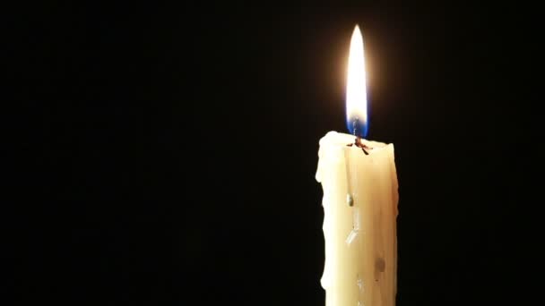 在黑色背景上点燃蜡烛特写在风中颤动 — 图库视频影像