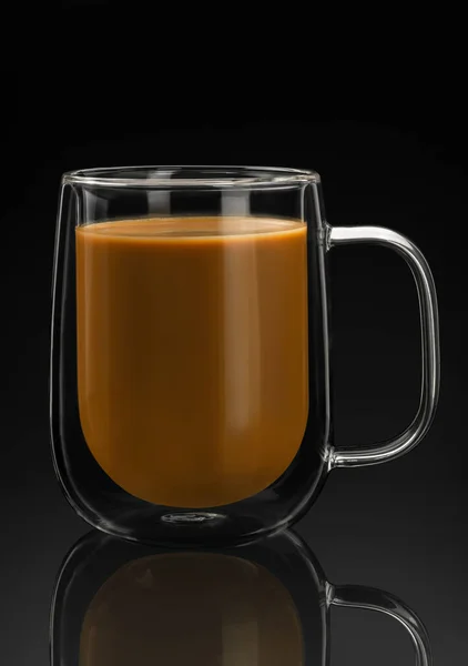 Dvojitý Skleněný Hrnek Kávou Černém Pozadí Odrazem — Stock fotografie