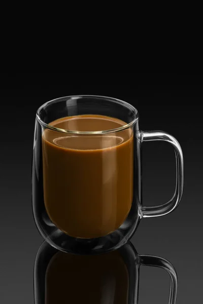 Doppelwandglasbecher Mit Kaffee Auf Schwarzem Hintergrund Mit Reflexion — Stockfoto