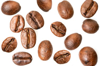 Kahve çekirdekleri beyaz arka planda izole. Yakın plan.