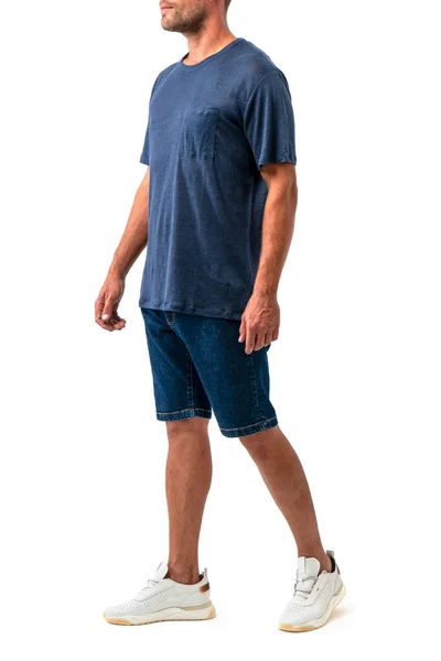 卒業のための青いTシャツの男 白い背景に隔離されたデニムショートパンツと白いスニーカーを身に着けています 男性のコピースペースTシャツ — ストック写真
