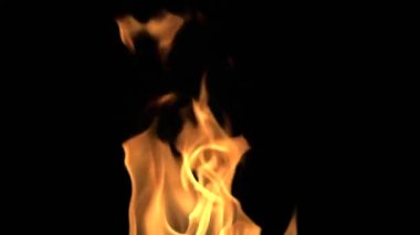 Ateş siyah arkaplanda izole edildi.