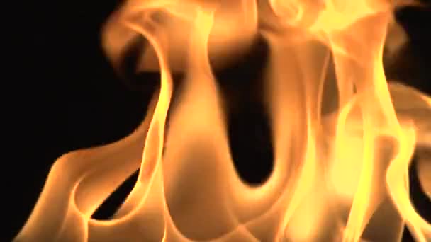 Großer nächtlicher Brand an einem Gas- oder Ölbrunnen oder kaputte Benzinleitung. — Stockvideo