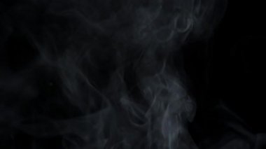 karanlık bulutlar ve yavaş yavaş uçan kirliliği gaz duman