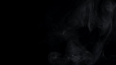 karanlık bulutlar ve yavaş yavaş uçan kirliliği gaz duman