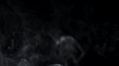 karanlık bulutlar ve yavaş yavaş uçan kirliliği gaz duman