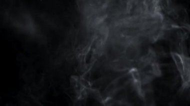 karanlık bulutlar ve yavaş yavaş uçan kirliliği gaz duman