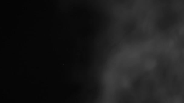 nuages sombres et fumée gaz polluants volants lentement 