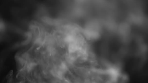 暗い雲と煙汚染ガスをゆっくり飛ぶ — ストック動画