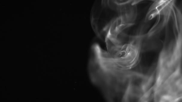 nuages sombres et fumée gaz polluants volants lentement 