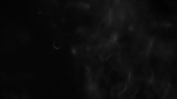 nuages sombres et fumée gaz polluants volants lentement 