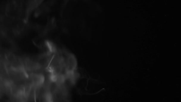 nuages sombres et fumée gaz polluants volants lentement 