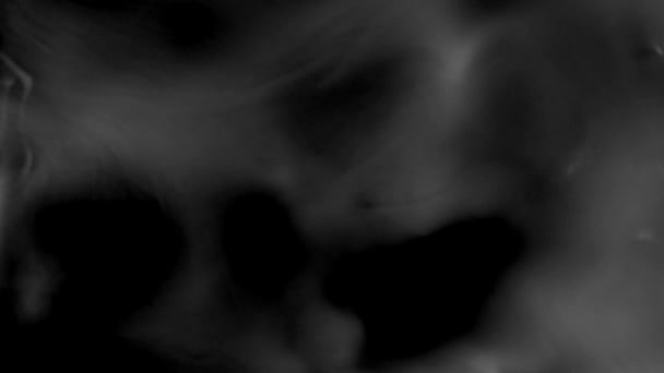 Fumée isolée Wispy sur fond noir 