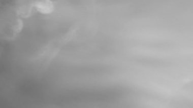 Siyah arka plan üzerinde incecik izole duman