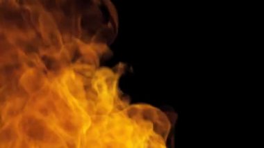 Siyah arka plan yanan sıcak ateşi