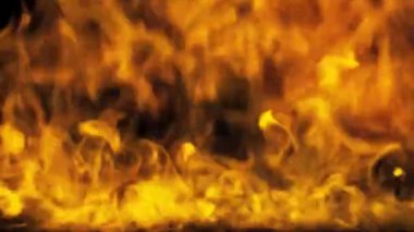 Siyah arka plan yanan sıcak ateşi