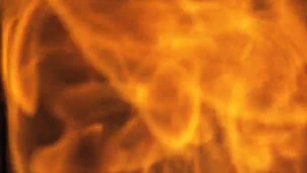Έντονο φύσημα της φλόγας με θραύσματα καύση — Αρχείο Βίντεο