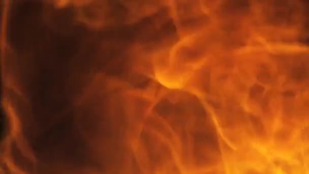 Horký oheň hořící černým pozadím — Stock video