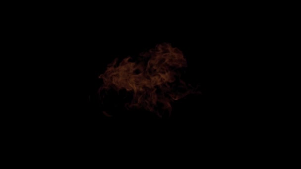 Исполнитель огня раздувает огонь снизу — стоковое видео