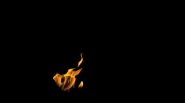 Yangın sanatçı alttan üfleme yanan meşale