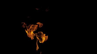 Yangın sanatçı alttan üfleme yanan meşale