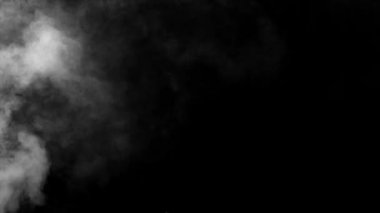 Siyah arka plan tabandan yangın dumanı