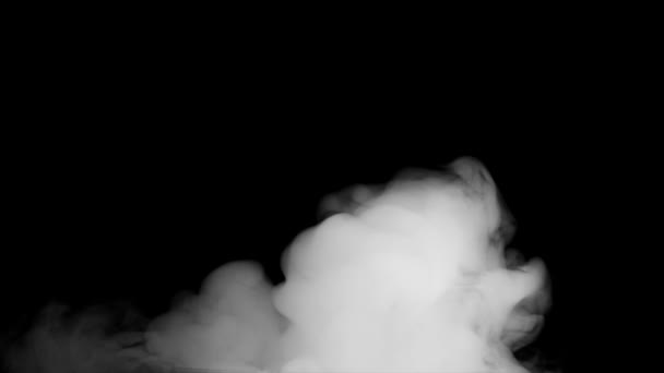 Zufälliger Bodennebel zum Vollbild eines schwarzen Hintergrunds. — Stockvideo