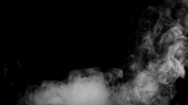 Siyah arka plan tabandan yangın dumanı