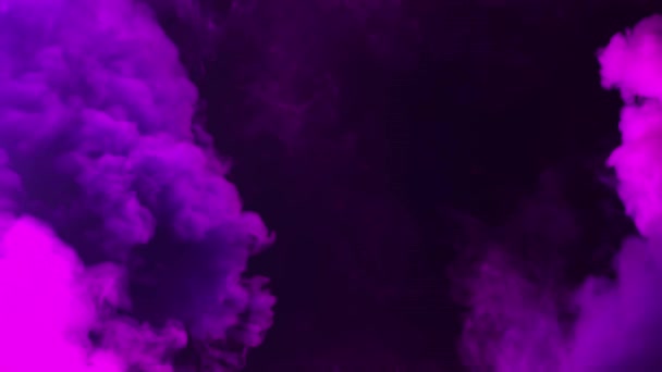 Curvas de fumaça coloridas isoladas no fundo preto — Vídeo de Stock