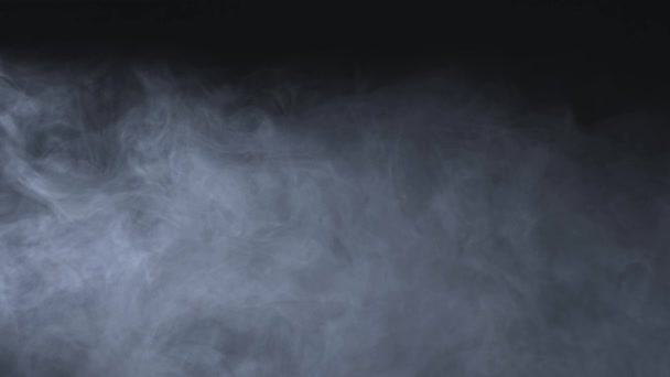 4k fuma lentamente flutuando através do espaço contra — Vídeo de Stock