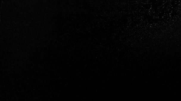 Gouttes de pluie d'eau blanche sur verre .