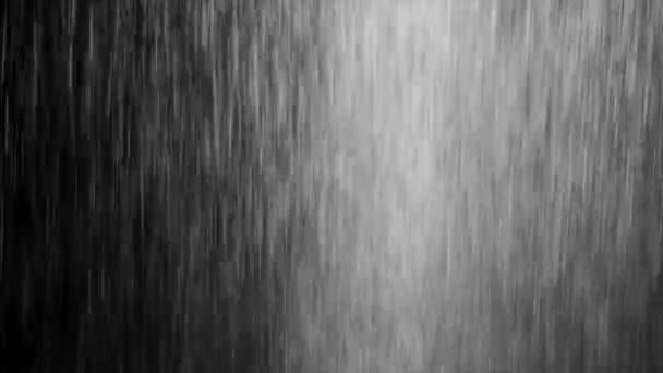 Gouttes de pluie d'eau blanche sur verre . — Video