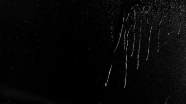 Yağmur cam beyaz su damlaları.