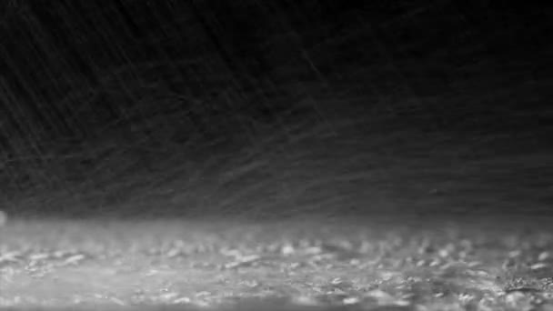 白い水のガラスの雨滴. — ストック動画