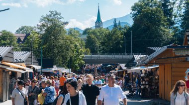 Pazar tezgahları ile turistler, bal ve turşu Zakopane.
