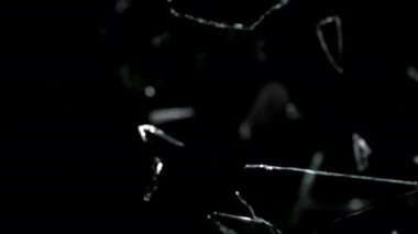 Yavaş hareket ile düşen parça döküntüleri cam