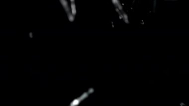 Yavaş hareket ile düşen parça döküntüleri cam