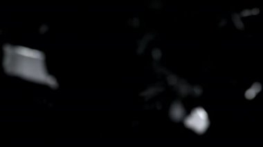 Yavaş hareket ile düşen parça döküntüleri cam