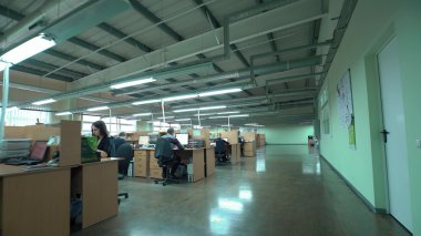 müşteri hizmeti çalışan kulaklıklar üzerinde