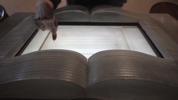 Mulher lendo um livro em um ebook no museu — Fotografia de Stock