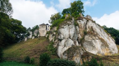 Arka plan gökyüzü ve ağaçlar üzerinde kayalık dağ