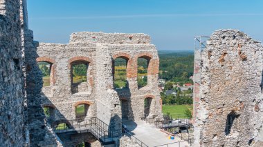 Ogrodzieniec eski kale kalıntıları