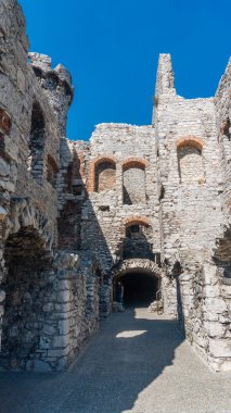 Ogrodzieniec eski kale kalıntıları