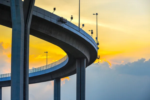 Gökyüzü üzerinde eğri köprü.