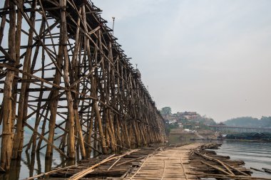 Mon köprünün ağından ahşap yapısı.